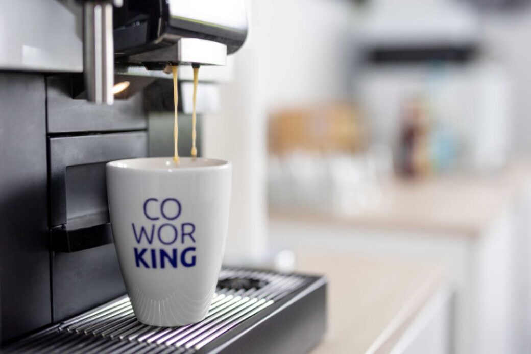 Kaffeetasse mit der Aufschrift Co-Working, Motto der Kollegen in Osnabrück.