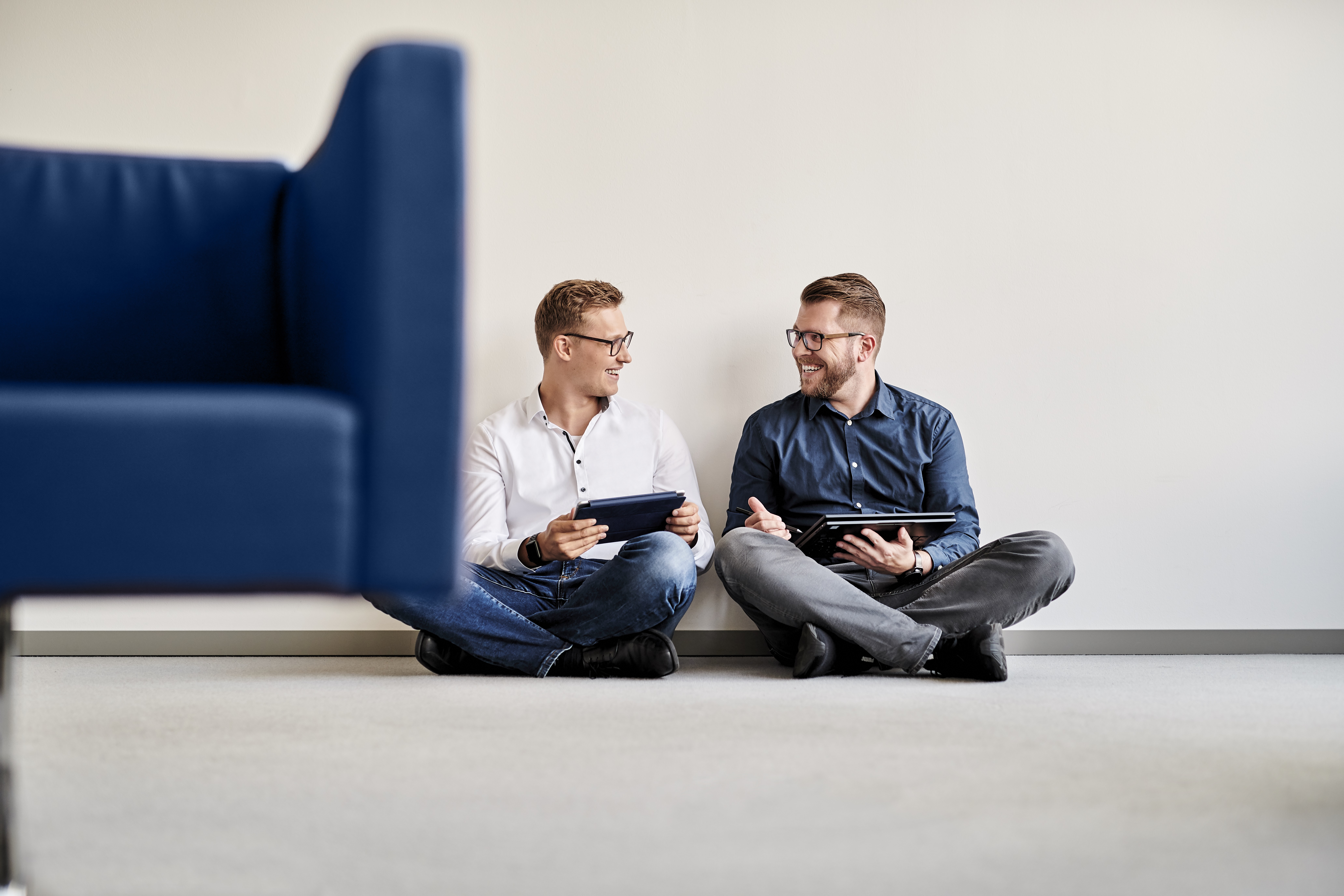 Mitarbeitende arbeiten gemeinsam am d.velop Standort in Bocholt.