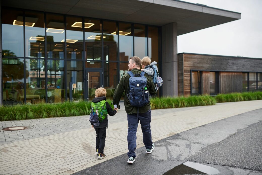 Vater bringt seine beiden Kinder zur campus kita.