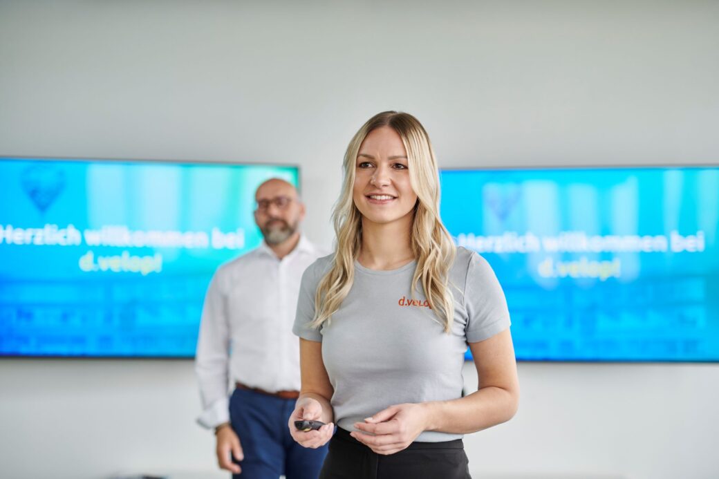 Masterstudentin hält ihre Abschlusspräsentation ihrer praxisbezogenen Masterarbeit.