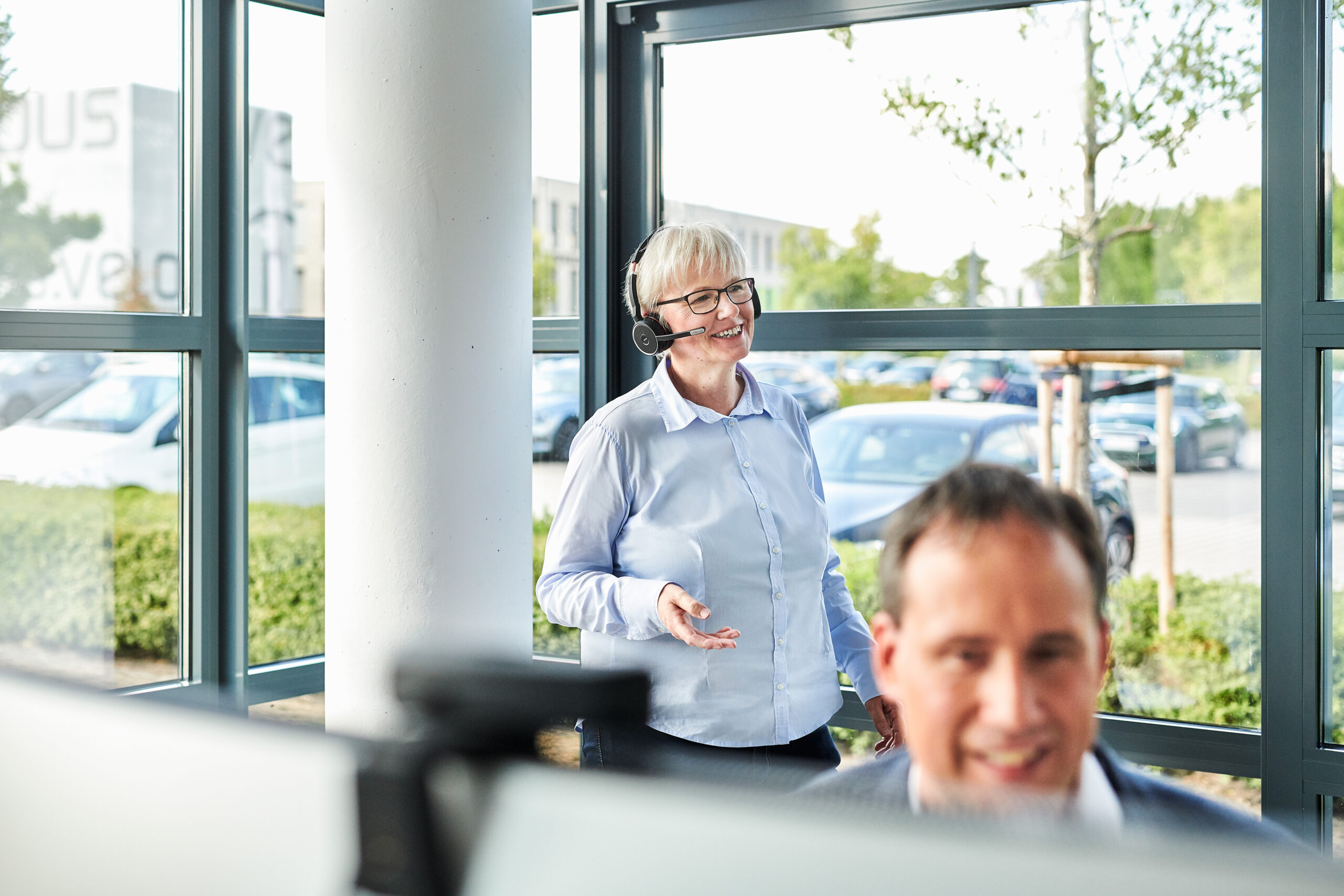 Mitarbeitende in der Aministration während der Arbeit