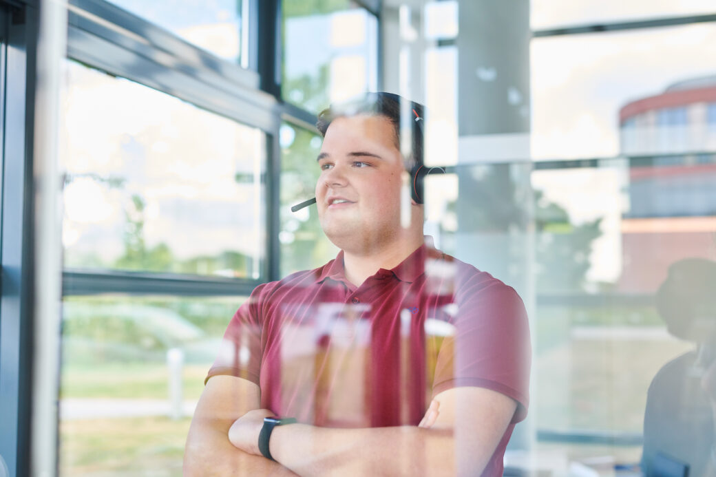 Mitarbeiter aus dem Technical Services hilft seinem Kunden am Telefon.