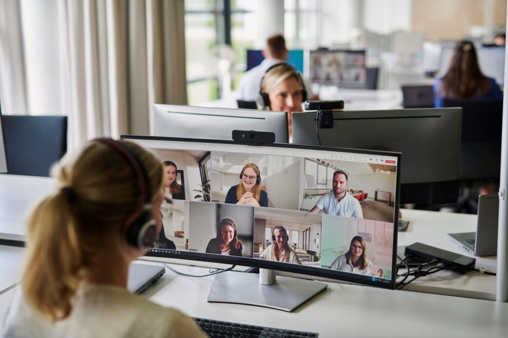 d.veloper:innen tauschen sich über das Tool Microsoft Teams aus.